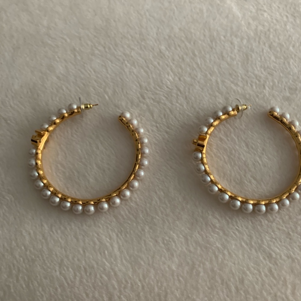 Chanel pearl hoops. - Picture 3 of 9